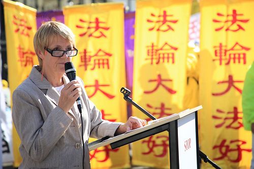 '圖2：奧斯塔麗女士在集會上發表題為「支持中國法輪功學員」的演說。'