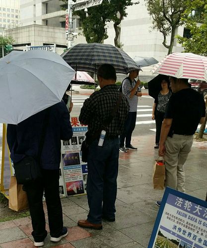 '圖1～4：在台灣 「國父紀念館」真相景點上，一批又一批的大陸遊客駐足觀看真相展板'
