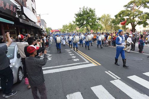 '圖1～3：天國樂團為文化節遊行做前導，向民眾傳遞法輪功的美好'