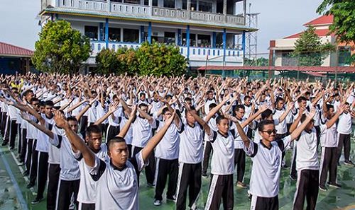 '圖1～7：七百多名印尼國立巴淡島高中學生及教師集體學煉法輪功'