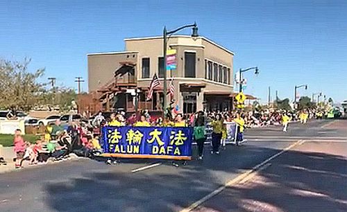 二零一七年十一月十八日，來自大鳳凰城地區的法輪功學員首次參加 「吉爾伯特日」遊行。
