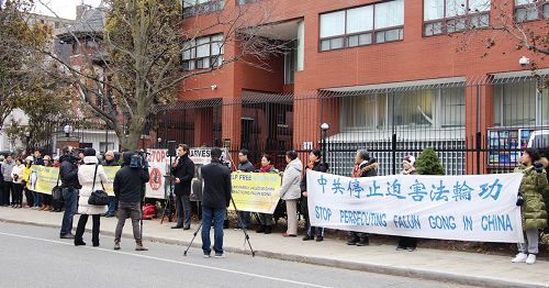 '圖1：多倫多法輪功學員在中領館前舉行集會，要求總理特魯多訪華期間向中國政府提出停止迫害法輪功，並要求釋放關押的加拿大公民及十二位加拿大人的親屬。'