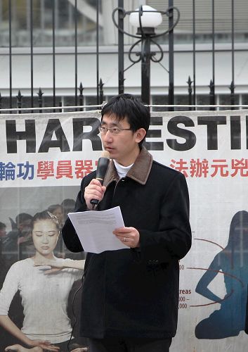 '圖3：多倫多法輪功學員李喆呼籲釋放在大陸受迫害的父親李曉波。'