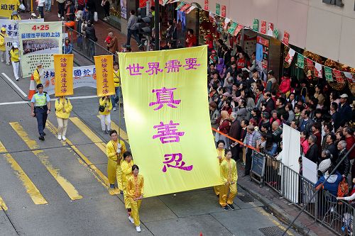 圖5～7：法輪功學員的遊行吸引遊客及香港市民關注。