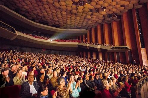 '圖1：二零一七年十二月二十三日下午，神韻藝術團在德州休斯頓瓊斯廳表演藝術劇院的第二場演出再爆滿，門票提前售罄，加座亦被搶購一空。'