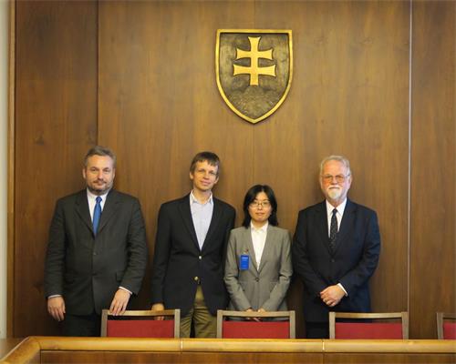 '圖1：（從左至右）斯洛伐克國會議員Ondrej Dostal、斯洛伐克法輪大法學會代表Marek Tatarko、追查國際代表王海燕及斯洛伐克國會議員Peter Osusky於十月二十六日在斯洛伐克國會合影。'