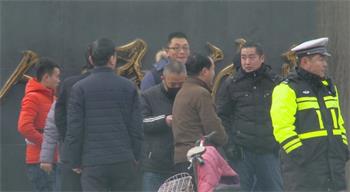 香河法院門前的便衣和警察