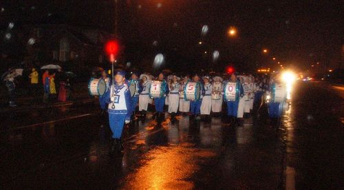 '圖12：11月18日，天國樂團和腰鼓隊都參加了傍晚6點開始的Richmond Hill（列治文山市）聖誕遊行'