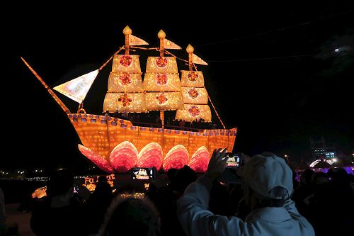'圖1～2：金碧輝煌的「法船」造型花燈吸引眾多遊客'