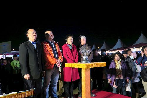 '圖3：台灣法輪大法學會理事長張錦華（右二）、前立委李明憲（右一）參與法船花燈點燈儀式。'
