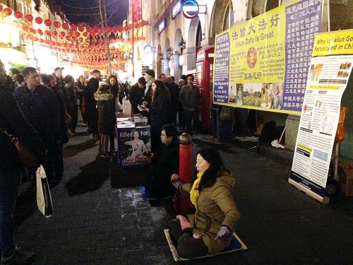 圖1：二零一七年中國新年期間，英國法輪功學員在倫敦唐人街一如既往地開展講真相活動、呼籲制止迫害