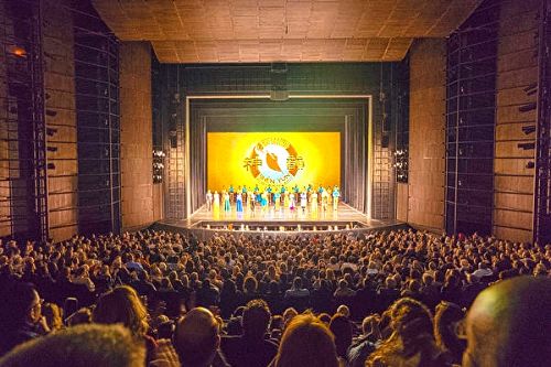 圖1：神韻世界藝術團於二零一七年二月十一至十九日，在芝加哥市中心哈里斯劇場為期兩週、共八場演出場場爆滿，一票難求。圖為二月十九日下午場演出的現場盛況。