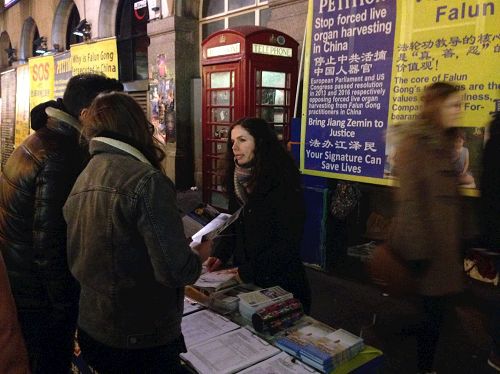 '圖1：二零一七年中國新年期間，英國法輪功學員在倫敦唐人街繼續向各國民眾講真相、呼籲制止迫害'