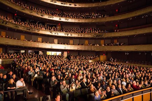 '圖2：1月28日晚，美國神韻世界藝術團在德州達拉斯AT&T表演藝術中心溫斯皮爾歌劇院的第二場演出大爆滿，全部門票售罄並臨時開放原本不出售的五樓的座位。'