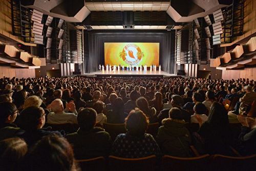 '圖5：2017年1月31日晚，神韻巡迴藝術團在溫哥華伊麗莎白女皇劇院的最後一場演出再度爆滿。'