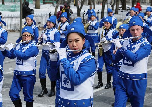 '圖1～3：由法輪功學員組成的天國樂團應邀參加加拿大首都渥太華舉行的第三十五屆聖派翠克節大遊行。'