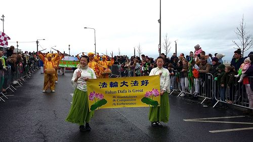'圖1～3：愛爾蘭法輪功學員第一次參加布雷市聖派翠克的國慶遊行，遊行活動吸引了上萬人現場觀看'