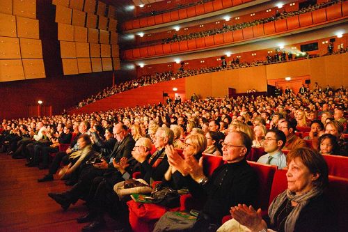 '圖1：二零一七年三月十一至十三日，神韻世界藝術團在意大利米蘭阿爾欽博第劇院（Teatro