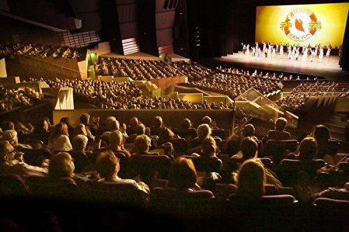 '圖2：二零一七年三月十五日，神韻世界藝術團在法國尼斯（Nice）衛城劇院（Nice
