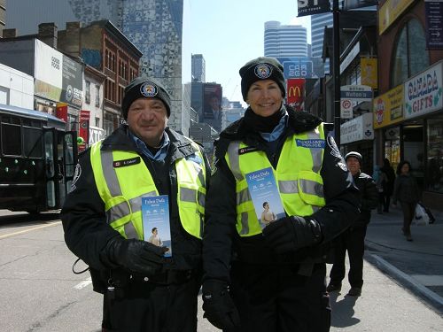 '圖9：Kathleen Drummondhay警官（右）和Enzo Caluori警官（左）'