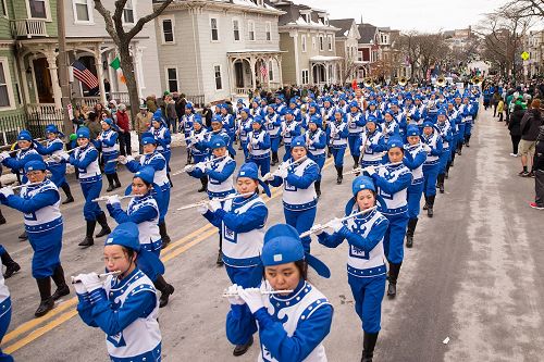 '圖1～5：由一百六十多名法輪功學員組成的天國樂團，在二零一七年波士頓聖派翠克日遊行上展英姿。'