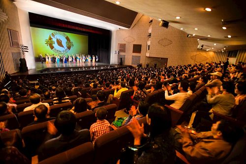 '圖1：三月十七日晚間，神韻紐約藝術團在高雄文化中心演出，場場爆滿，創下台灣藝文界一票難求的「神韻傳奇」。'