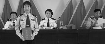講台中心領獎者為原呼所一大隊大隊長馮黎，二零零八年三月十七日已遭惡報死亡