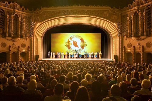 '圖2：三月十四至十九日，美國神韻國際藝術團在鳳凰城奧芬劇院的八場演出場場大爆滿。圖為十九日最後一場演出座無虛席的盛況。'
