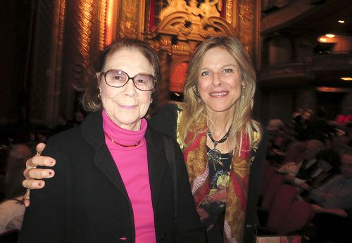 圖11：著名音樂家Elisabeth Cutler女士（右）與畫家兼藝術家Bea女士（左）結伴欣賞了神韻演出後表示，她從神韻故事中感受到愛與慈悲。