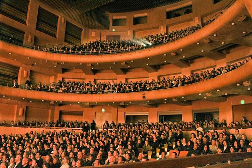 '圖1：二零一七年四月八日，美國神韻巡迴藝術團在哥倫比亞波哥大新落成的聖多明哥大劇院的演出大爆滿的盛況。'