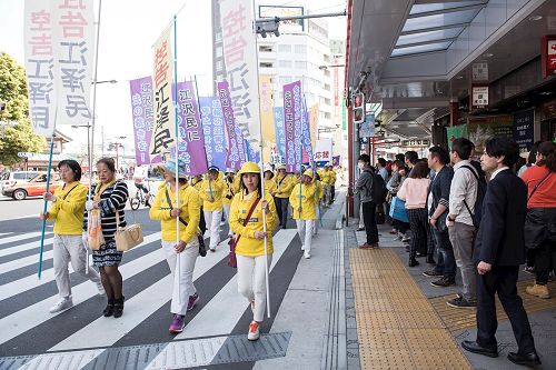 '圖1～3：紀念「四﹒二五」，日本法輪功學員在東京淺草舉行遊行，向民眾傳遞真相，吸引沿途遊客駐足觀看。'