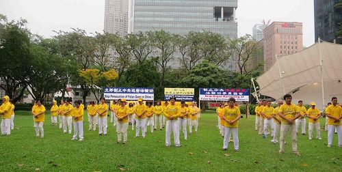 '圖1～2：二零一七年四月十八日，新加坡法輪功學員在芳林公園舉辦活動，紀念「四二五」和平上訪十八週年。圖為學員們正在集體煉功。'