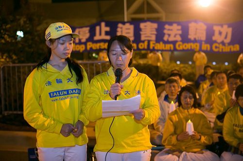 圖4：來自中國遼寧的法輪功學員遲麗華和女兒徐鑫洋哀悼幾位被中共迫害致死的親人。