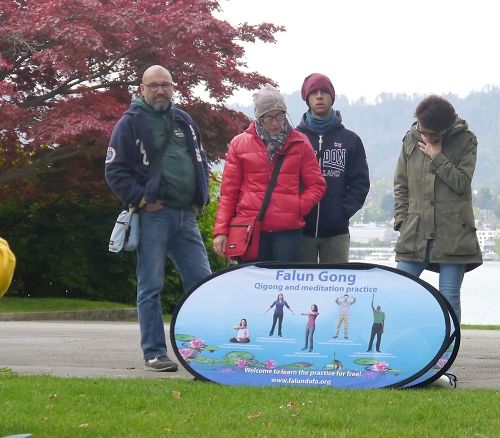 '圖2～4：法輪功學員在蘇黎世湖畔的集體煉功讓路人駐足觀看，了解法輪功真相'