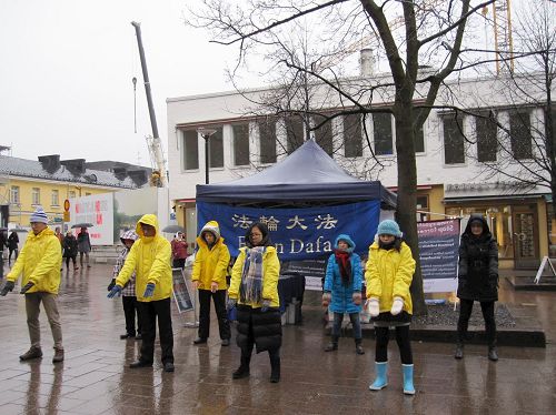 '圖1～2：二零一七年四月二十五日，部份芬蘭法輪功學員到中領館前和平抗議，呼籲中共立即停止對法輪功18年的殘酷迫害'