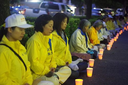 圖1-4：4月25日洛杉磯部份法輪功學員在中領館前舉行燭光夜悼，紀念1999年「4‧25」中南海萬人和平上訪，呼籲法辦江澤民、停止迫害法輪功
