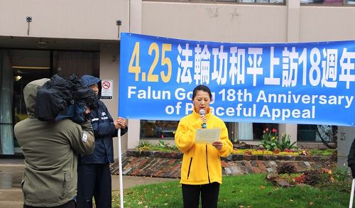 '圖12：親歷4.25和平上訪的法輪功學員黎女士在新聞發布會上發言，華語的新時代電視在錄像。'
