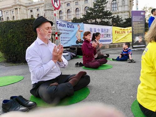 '圖1～3：奧地利部份法輪功學員在首都維也納著名旅遊景點前，舉辦信息日活動，紀念「四﹒二五」和平上訪十八週年'