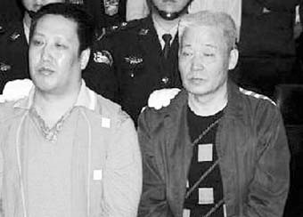 圖為徐鳳山（右）和其子徐偉在一審法庭上（資料圖片）