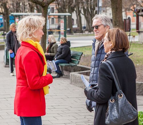 '圖2：法輪功學員在瑞典舉辦信息日活動，向當地居民面對面講述法輪功真相'