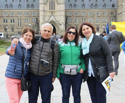 '圖11：來自美國的Inci（右二）帶著她居住在歐洲的家人一起到加拿大旅遊，他們表示支持法輪功學員反迫害，制止活摘。'