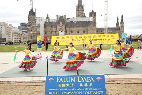 '圖4：法輪功學員在國會山前載歌載舞慶祝 「世界法輪大法日」'