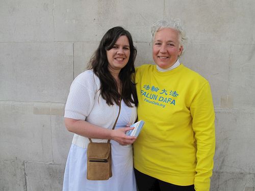 '圖1：二零一七年五月七日，特拉法加廣場（Trafalgar Square）北台階，在「5﹒13世界法輪大法日」慶祝活動結束後，兩位西人女法輪功學員丹諾莎（Danosha，右側一位）和洛琳（Lorraine）在愉快交談'
