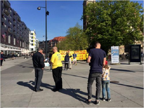 瑞典學員向路過的行人發放傳單，並介紹法輪大法。