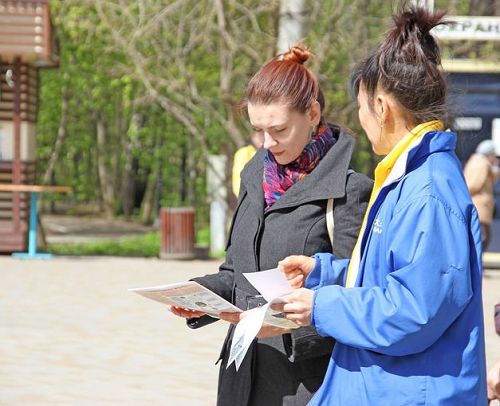 '圖3～8：法輪功學員在莫斯科市菲利公園講真相'