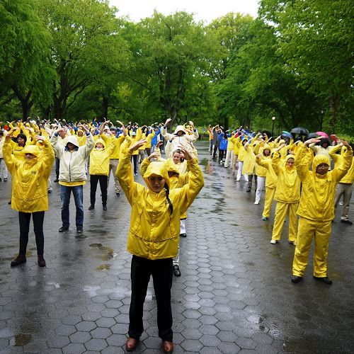 '圖1～2：二零一七年五月十三日，法輪功學員在紐約中央公園集體煉功'