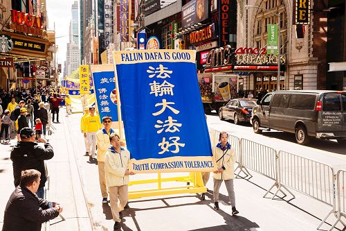 '圖1～3：萬名法輪功學員在紐約曼哈頓大遊行'