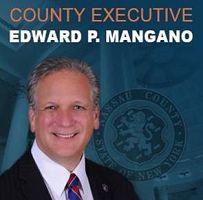 長島拉撒縣（Nassau county executive）執行長愛德華•曼加諾 （Edward P. Mangano）