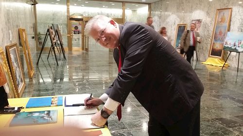 '圖2：州眾議員邁克爾﹒凱恩斯簽名支持法輪功反迫害'