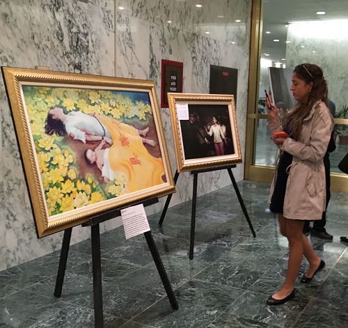 '圖5：州議員助理Daniela Zolorzano表示很喜歡畫展'